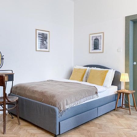 פראג Turnkey I Vintage Terrace Apartment מראה חיצוני תמונה