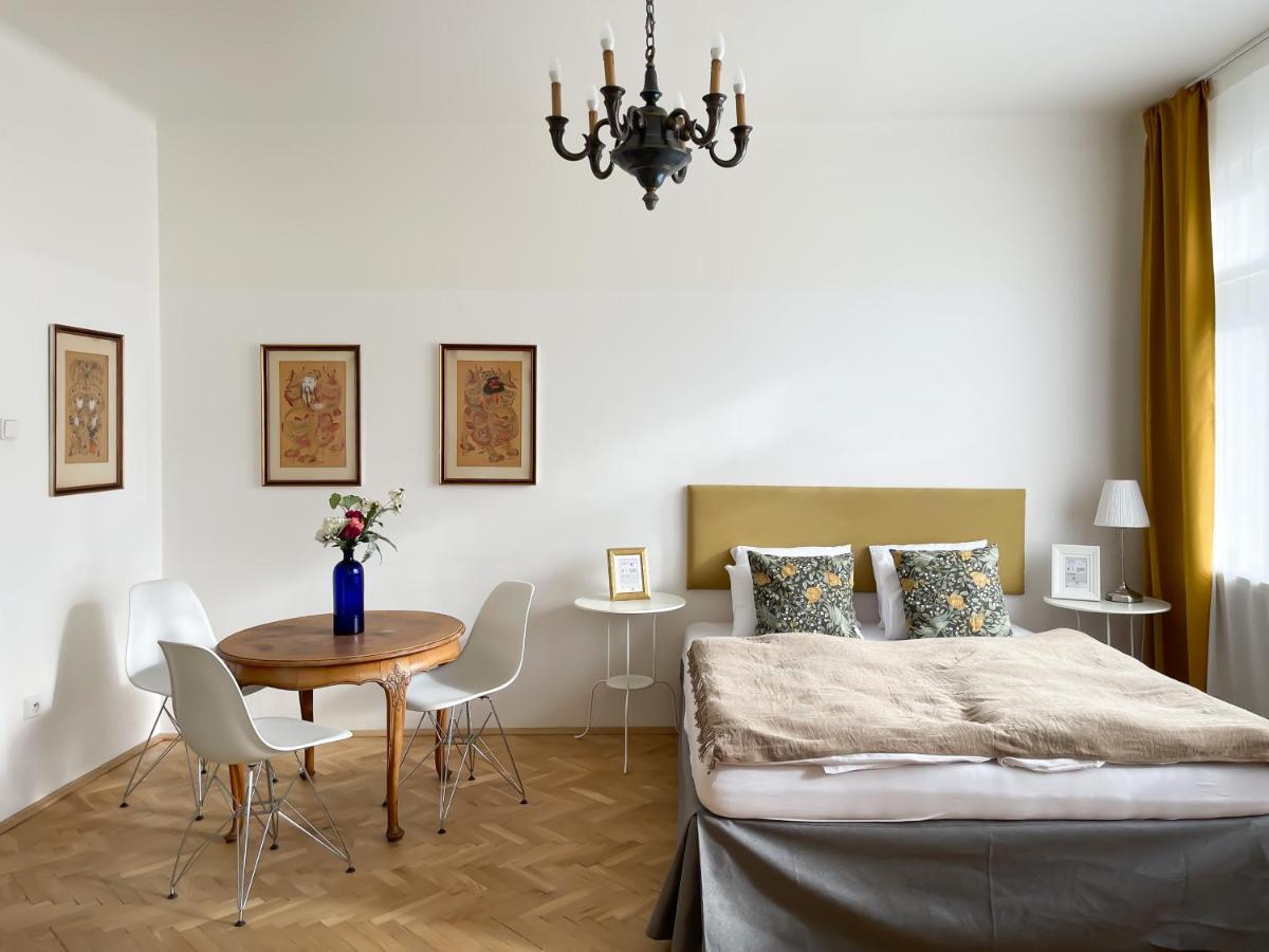 פראג Turnkey I Vintage Terrace Apartment מראה חיצוני תמונה