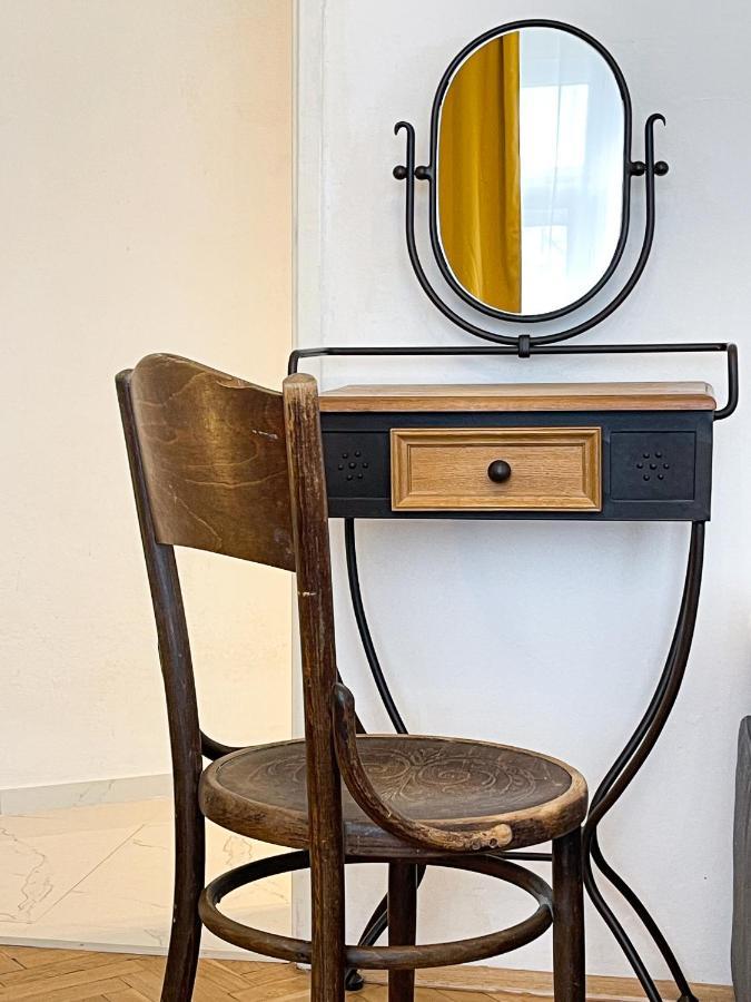 פראג Turnkey I Vintage Terrace Apartment מראה חיצוני תמונה