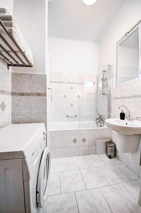פראג Turnkey I Vintage Terrace Apartment מראה חיצוני תמונה